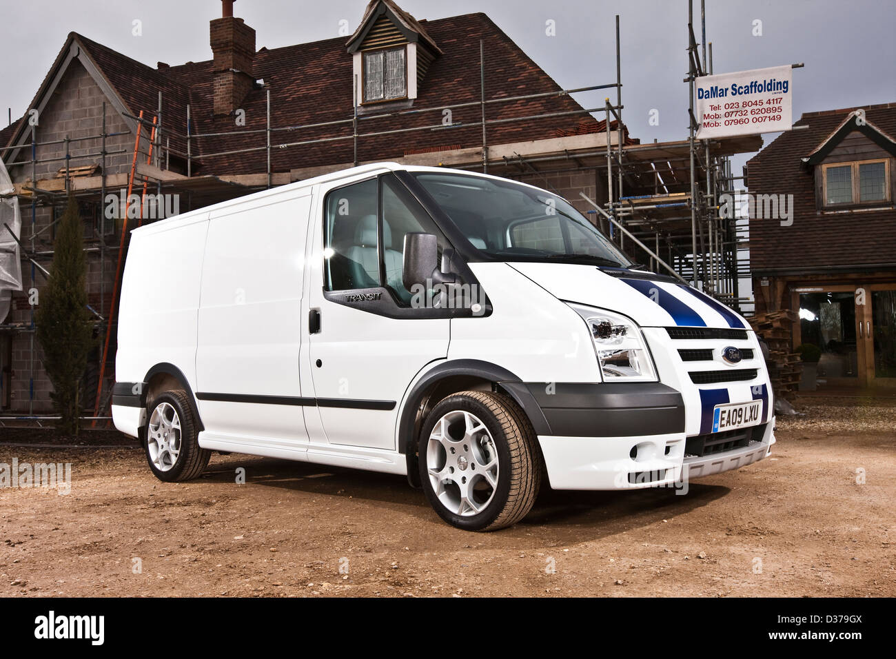 Ford Transit Sport Van blanc et d'extérieur de bâtiment avec l'échafaudage, Winchester, Royaume-Uni, 2010 03 Banque D'Images