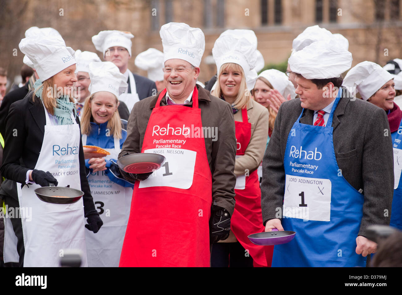 Londres, Royaume-Uni. 12 février 2013. - La 16e course de crêpes parlementaire prend place à côté des chambres du Parlement sur le Mardi Gras la collecte de fonds pour l'organisme de bienfaisance Rehab. Politiciens et députés crêpes mélanger dans l'air et les attraper dans la casserole pendant l'exécution de.l'équipe de députés a remporté l'événement cette année. pcruciatti / Alamy Live News Banque D'Images