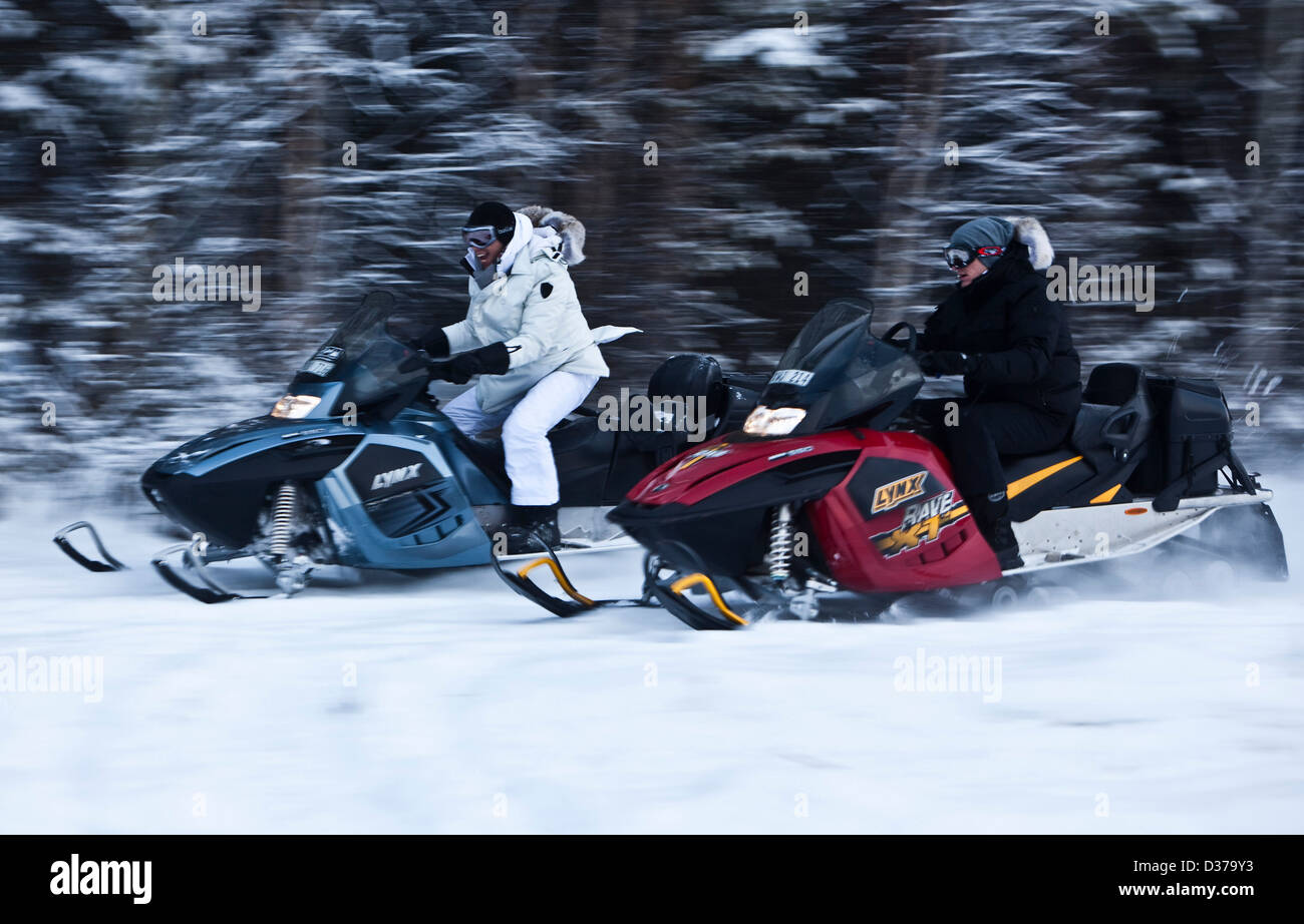 Course de motoneiges sur neige de l'hiver, défi arctique, Laponie Banque D'Images