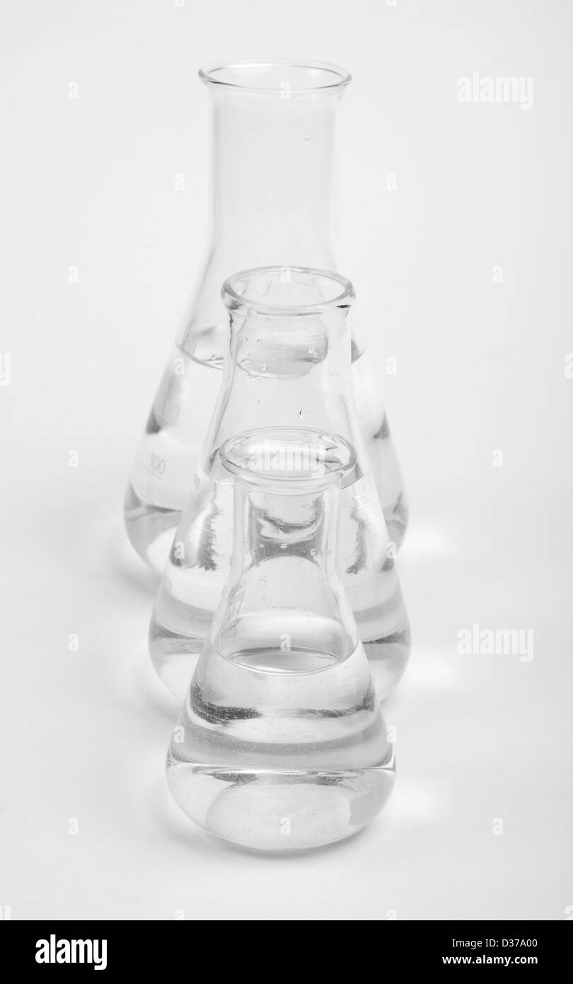 Ustensiles de laboratoire en verre vides.béchers en laboratoire sur fond blanc Banque D'Images