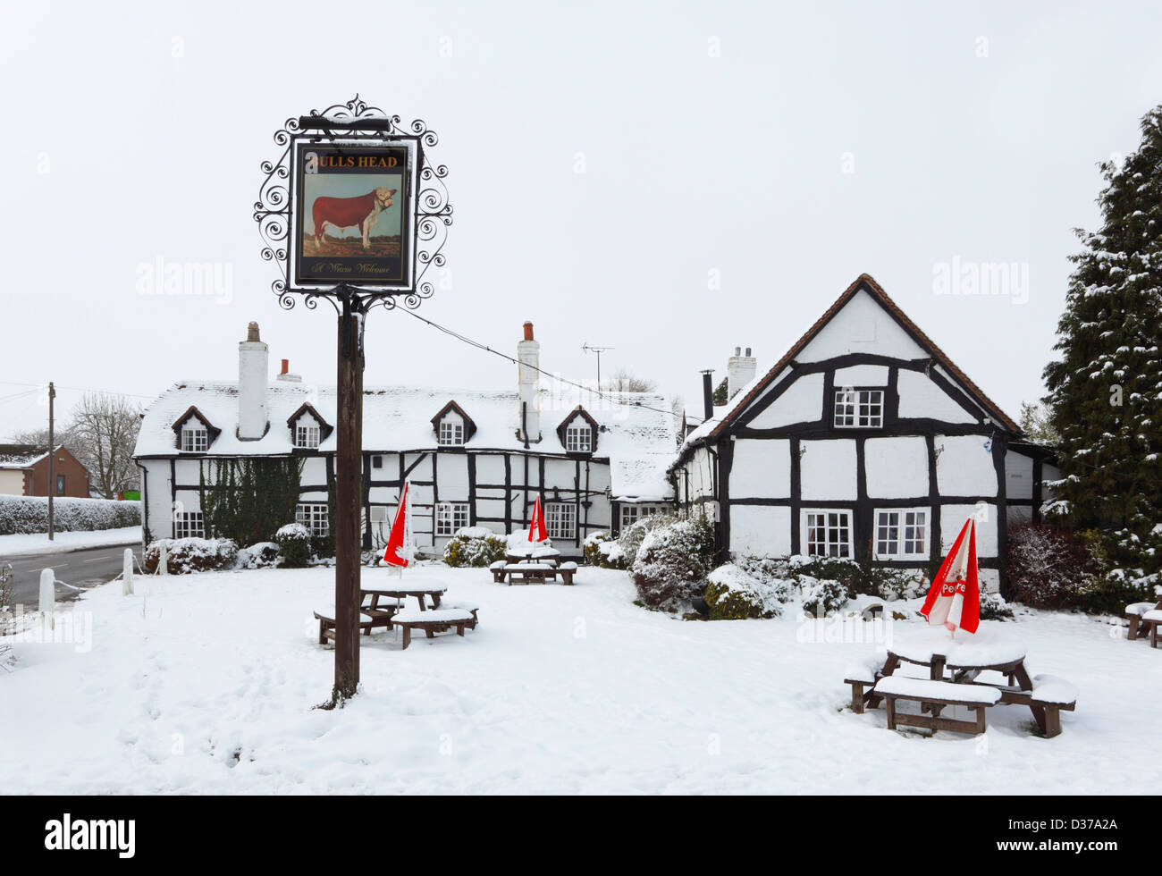 Les Bulls Head Pub en hiver, Wootton Wawen. Le Warwickshire, Angleterre, Royaume-Uni. Banque D'Images