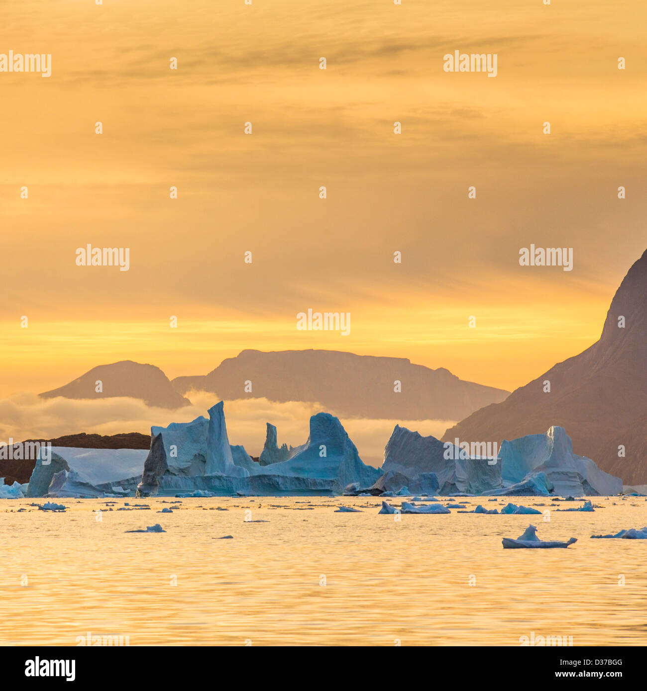 Coucher de soleil sur la dérive des icebergs, Scoresbysund, Groenland Banque D'Images