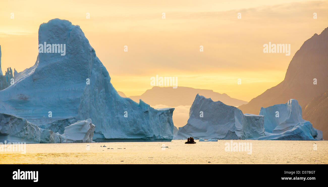 Coucher de soleil sur la dérive des icebergs, Scoresbysund, Groenland Banque D'Images