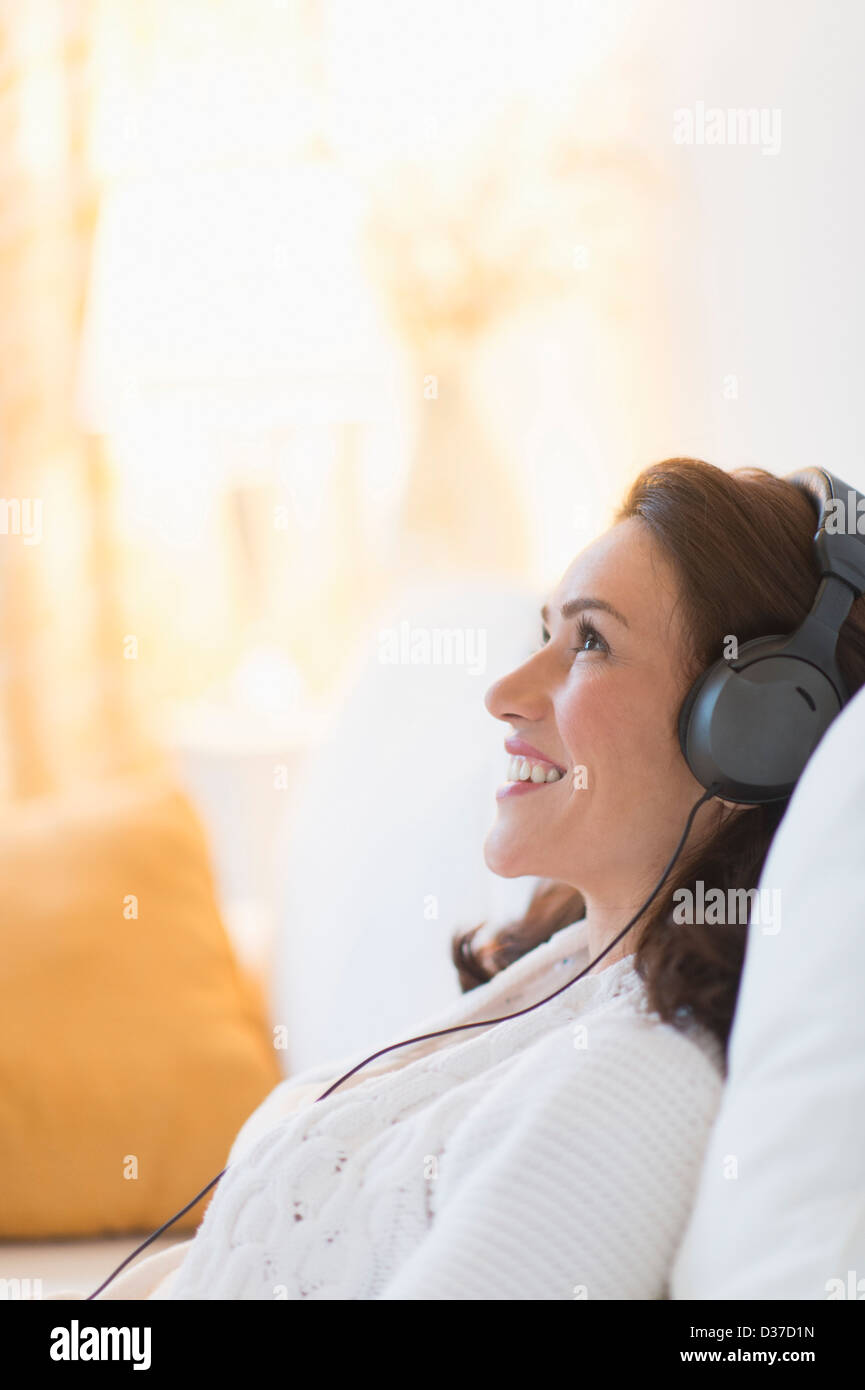 USA, New Jersey, Jersey City, Woman listening to music at home Banque D'Images