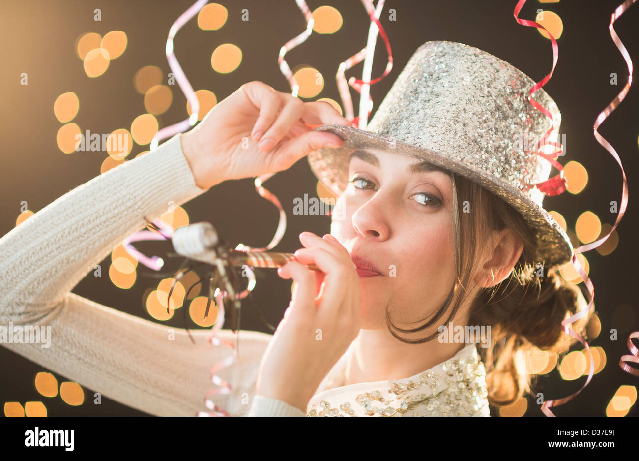 Femme célébrant le Nouvel An Banque D'Images Femme célébrant le Nouvel An Banque D'Images