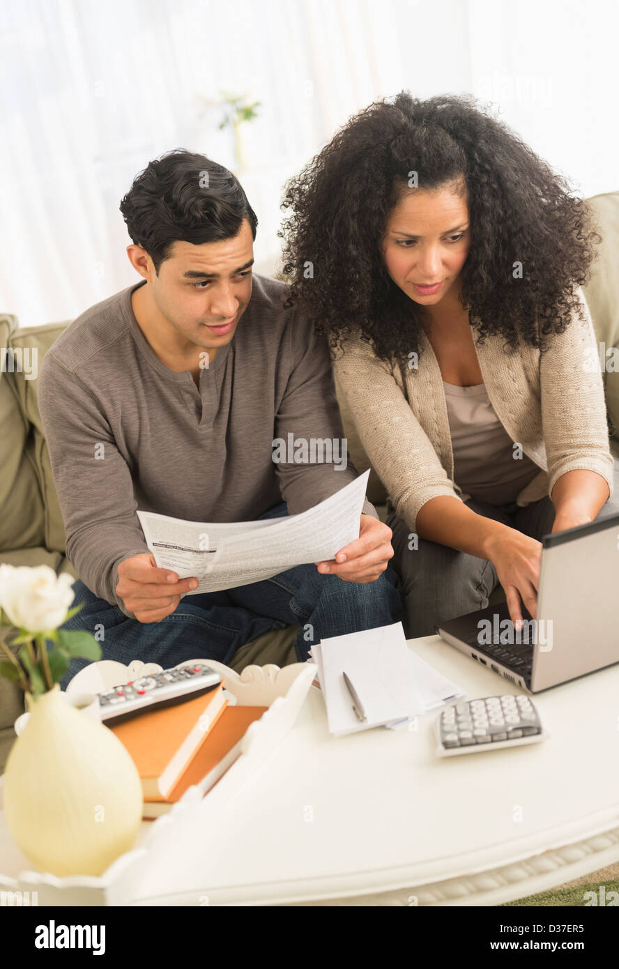 USA, New Jersey, Jersey City, Couple doing home finances Banque D'Images