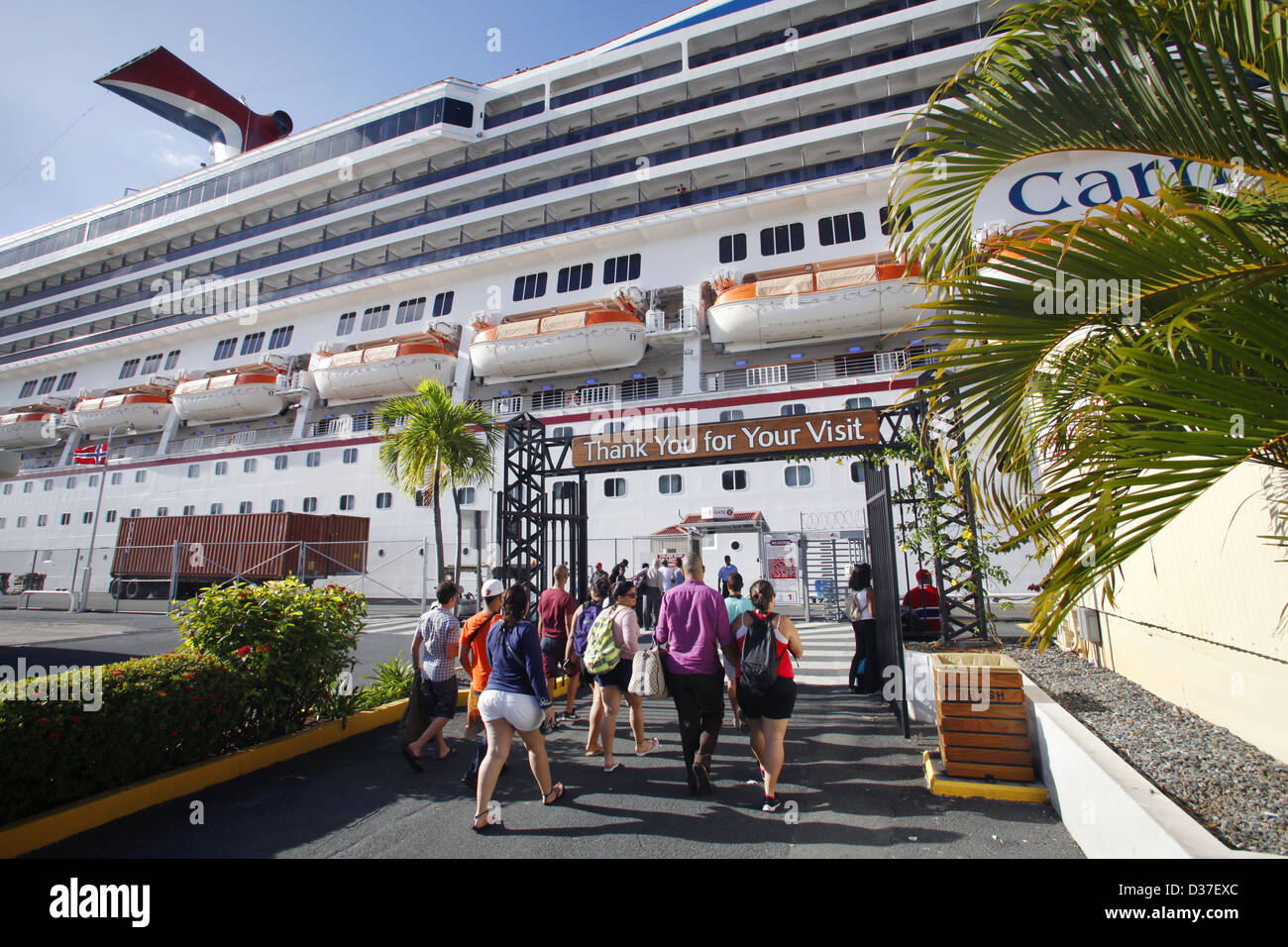 Les passagers des navires de croisière de carnaval, Charlotte Amalie, St Thomas, Virgin Islands, Caribbean Banque D'Images