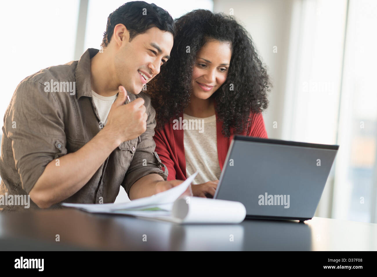 USA, New Jersey, Jersey City, Smiling couple planning l'accession à la propriété avec maison modèle Banque D'Images