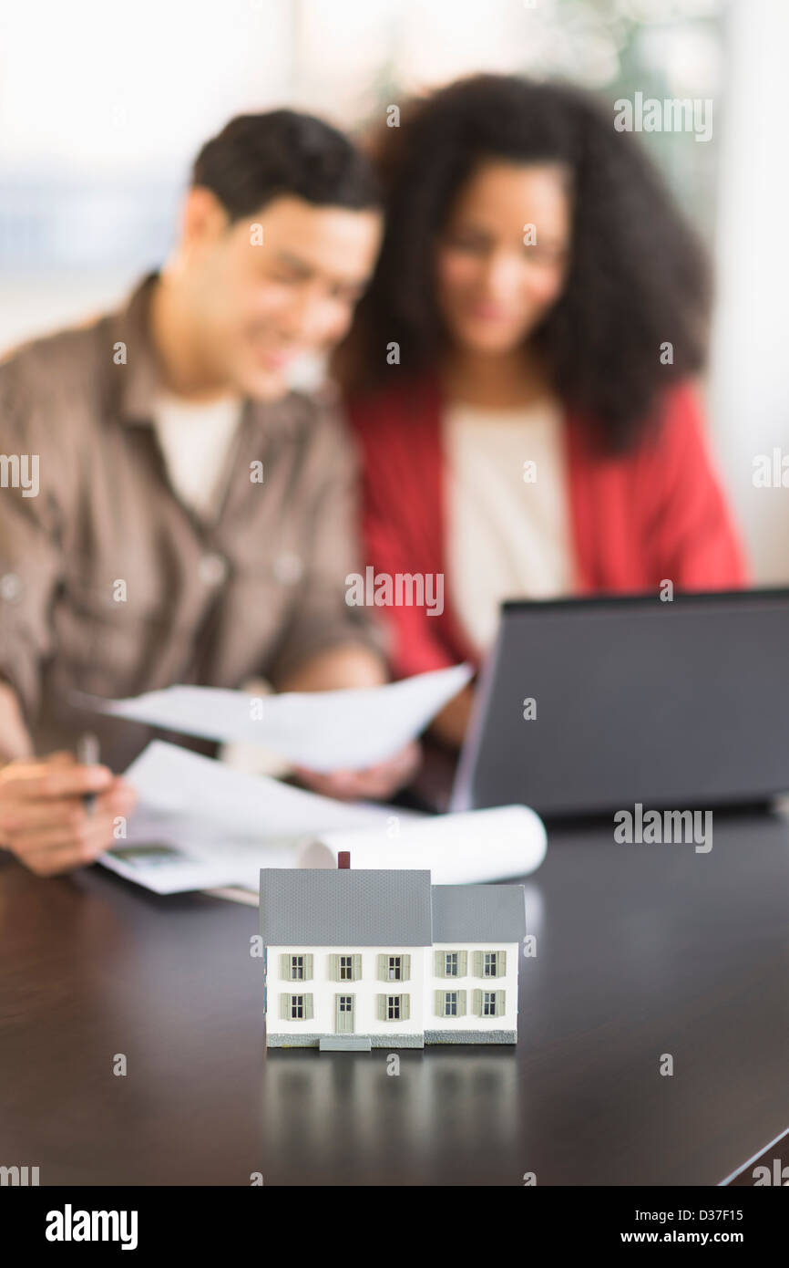 USA, New Jersey, Jersey City, Smiling couple planning l'accession à la propriété avec maison modèle Banque D'Images