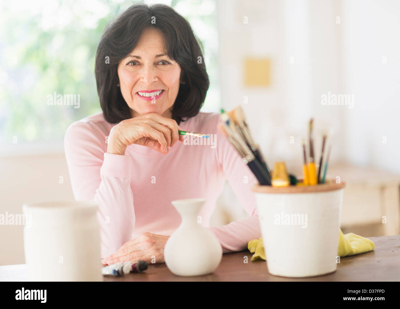 USA, New Jersey, Jersey City, Senior woman painting poterie fait main Banque D'Images