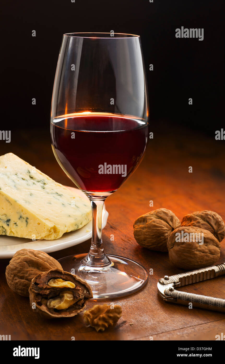 Nature morte avec du vin rouge, noix et fromage Banque D'Images