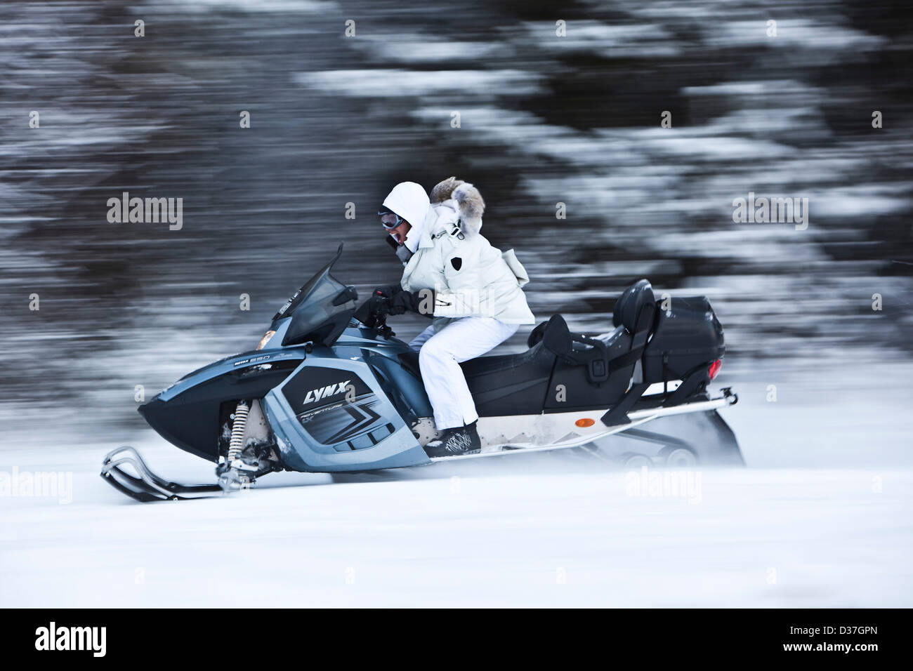 Course sur neige mobiler neige de l'hiver, défi arctique, Laponie Banque D'Images