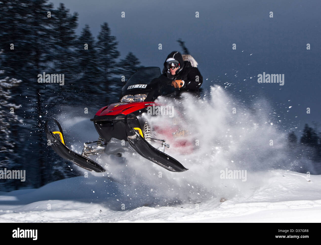 Action de motoneige, sauter sur la neige Banque D'Images