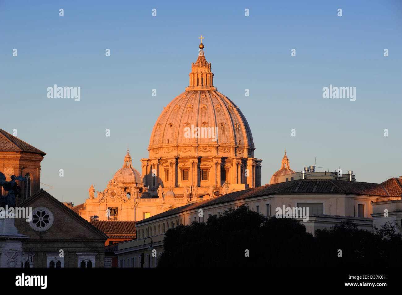 Italie, Rome, le dôme de la basilique Saint-Pierre au lever du soleil Banque D'Images