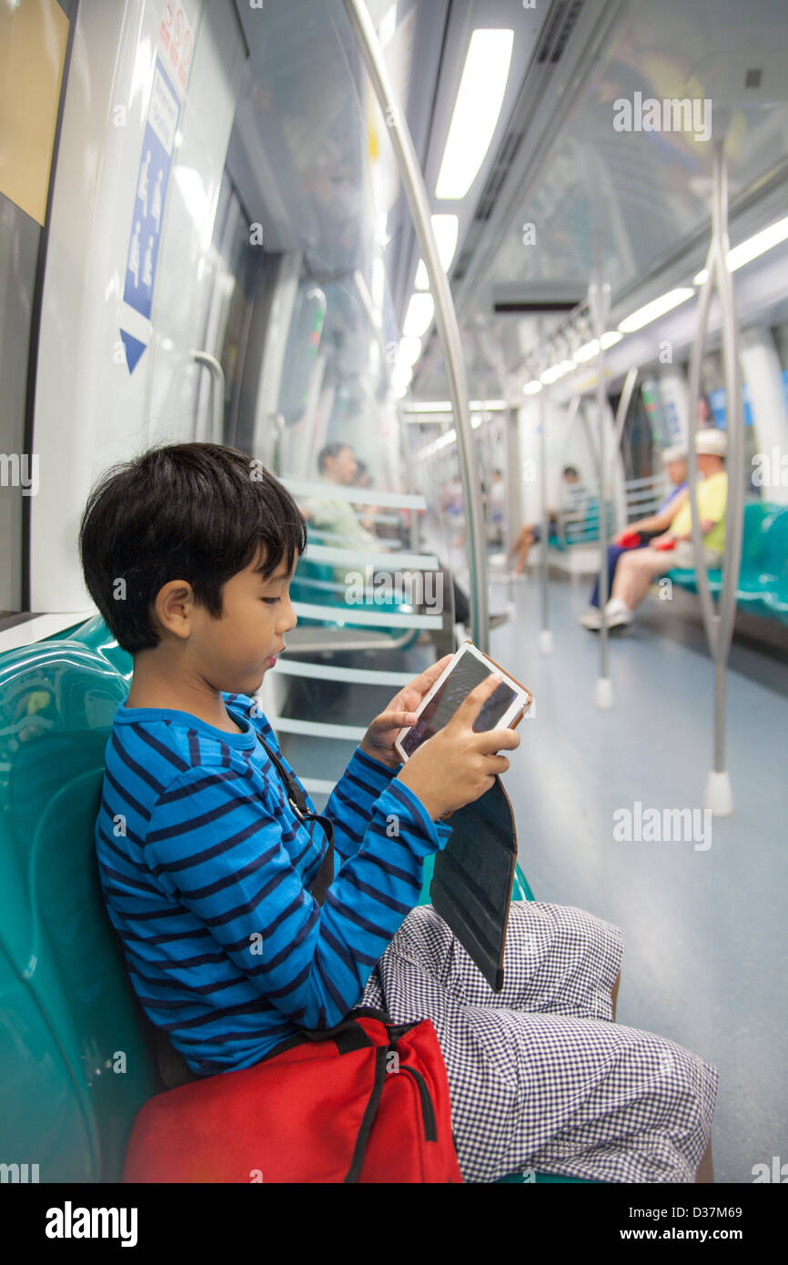 Petit garçon qui voyage seul dans le train Banque D'Images Petit garçon qui voyage seul dans le train Banque D'Images