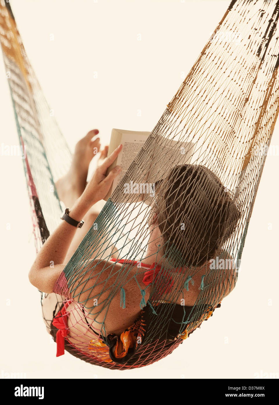Woman Reading book in hammock Banque D'Images