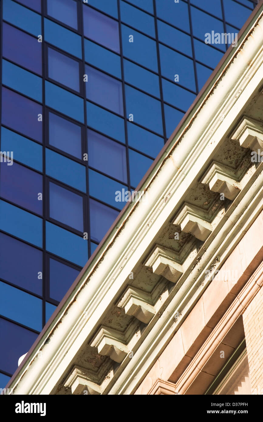 Low angle view of ornate building roof Banque D'Images