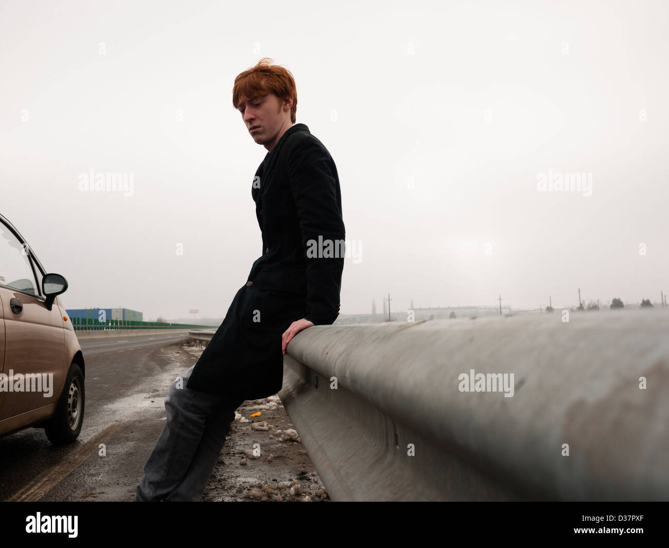 Jeune homme sur une autoroute en Roumanie. Banque D'Images