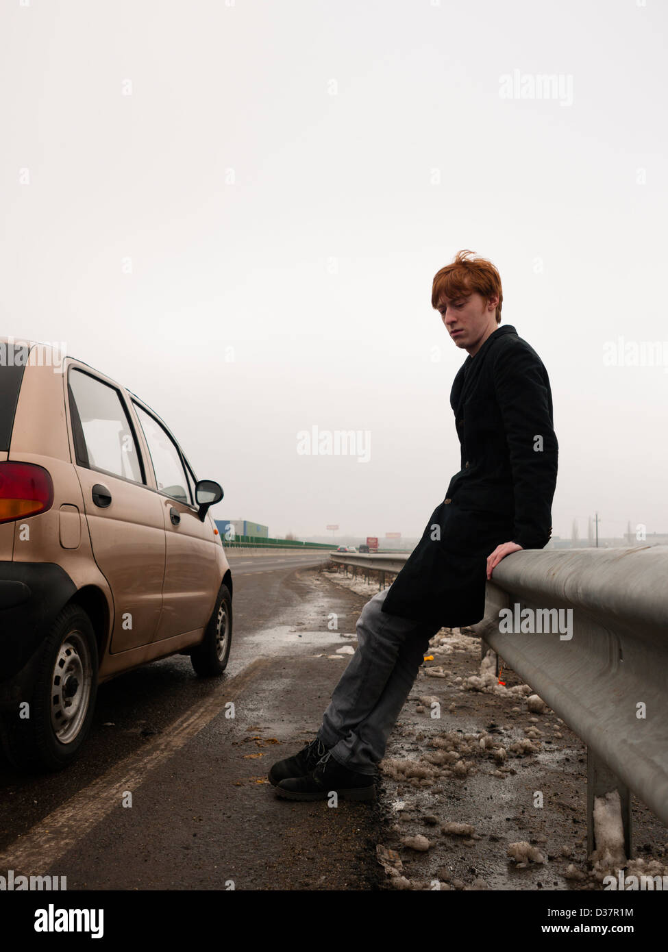 Jeune homme sur une autoroute en Roumanie. Banque D'Images