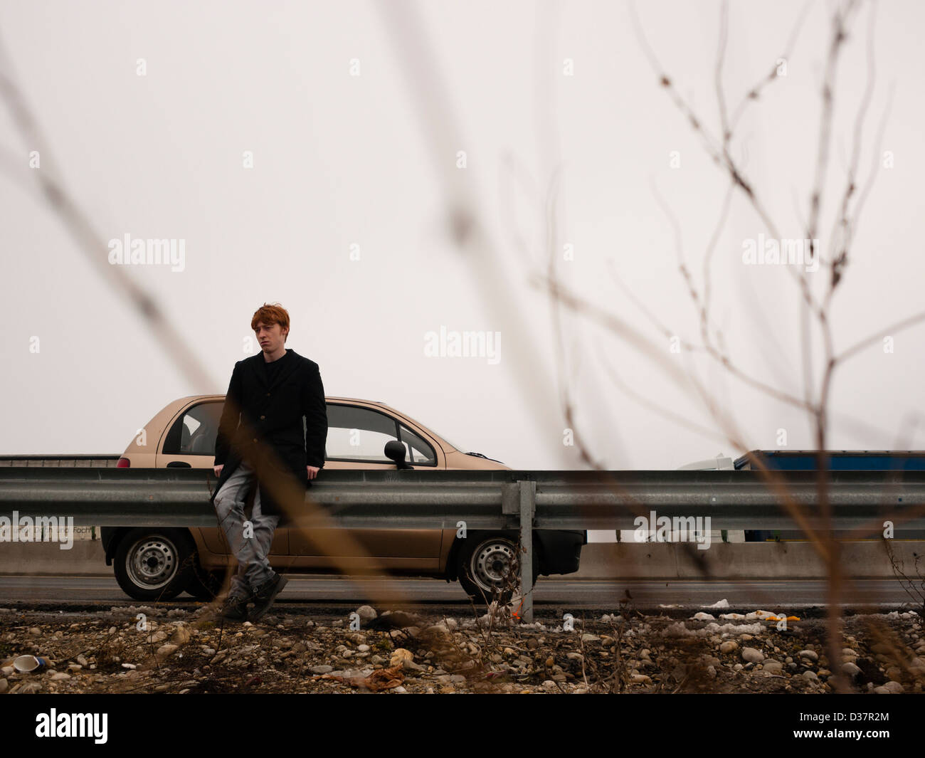 Jeune homme sur une autoroute en Roumanie. Banque D'Images
