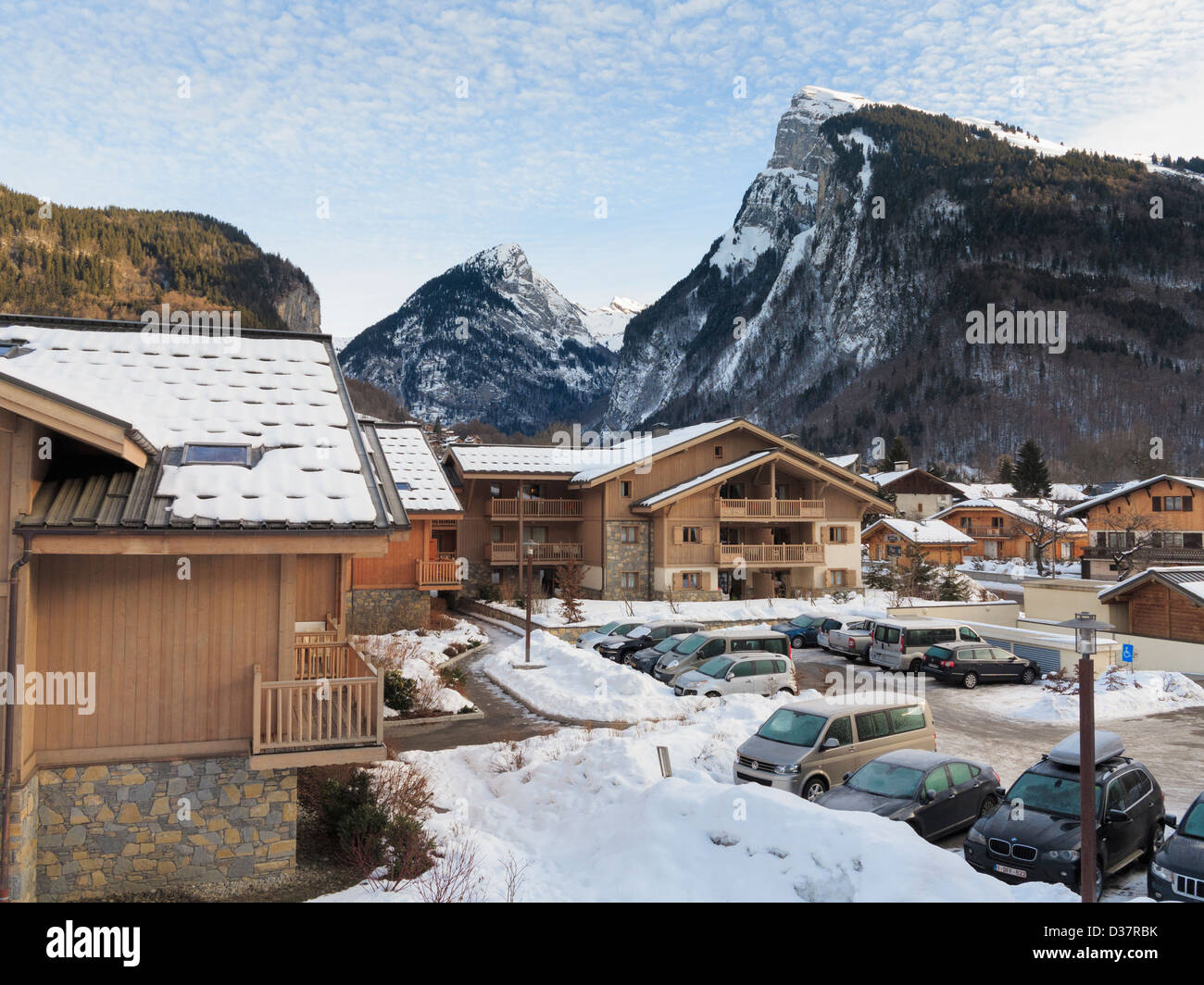 Alpine chalets à Samoëns ski avec de la neige en hiver dans la vallée du Giffre vallée Le Criou, montagne Rhone-Alpes, France Banque D'Images