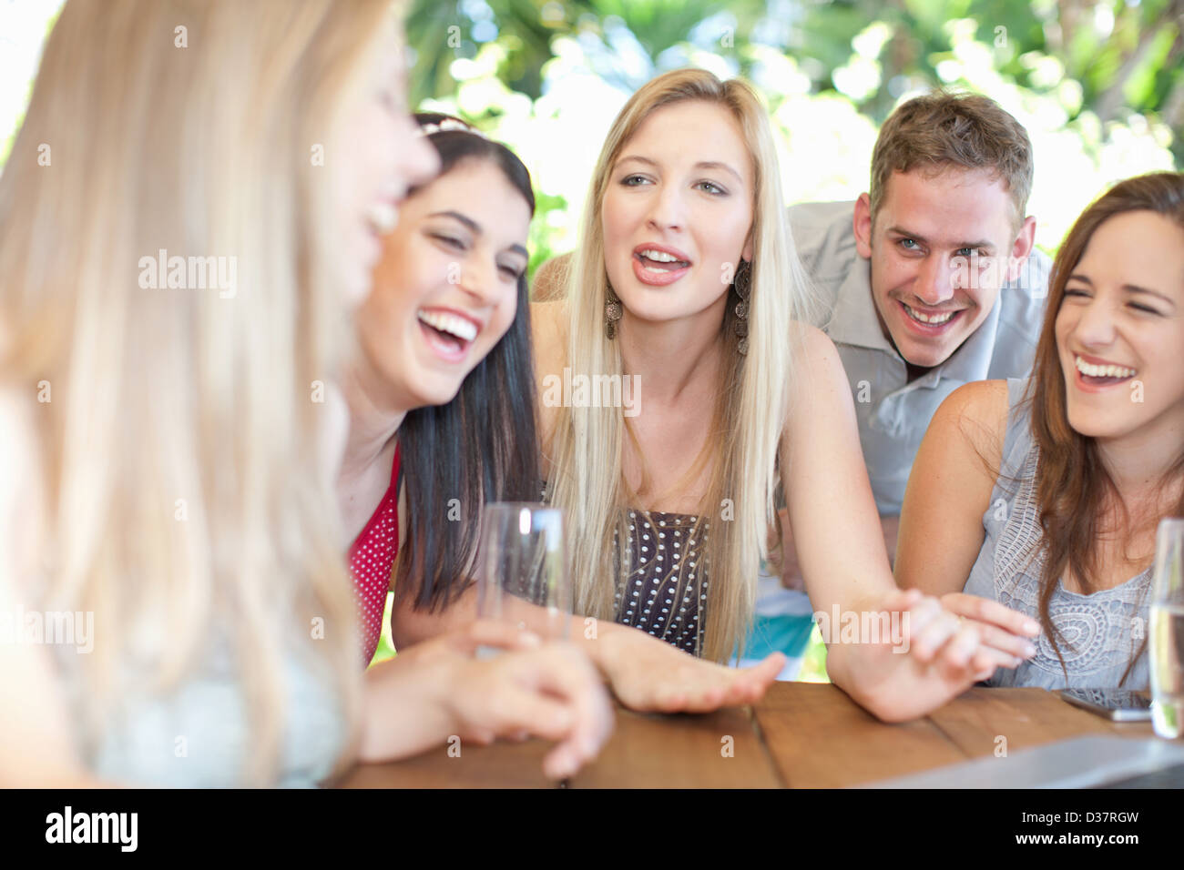 Groupe d'amis parler à table Banque D'Images