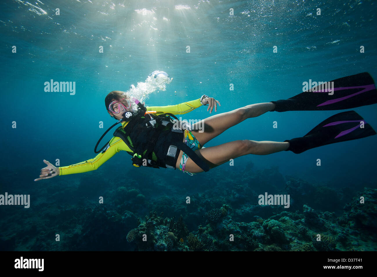 Femme plongée sous-marine dans l'eau tropicale Banque D'Images