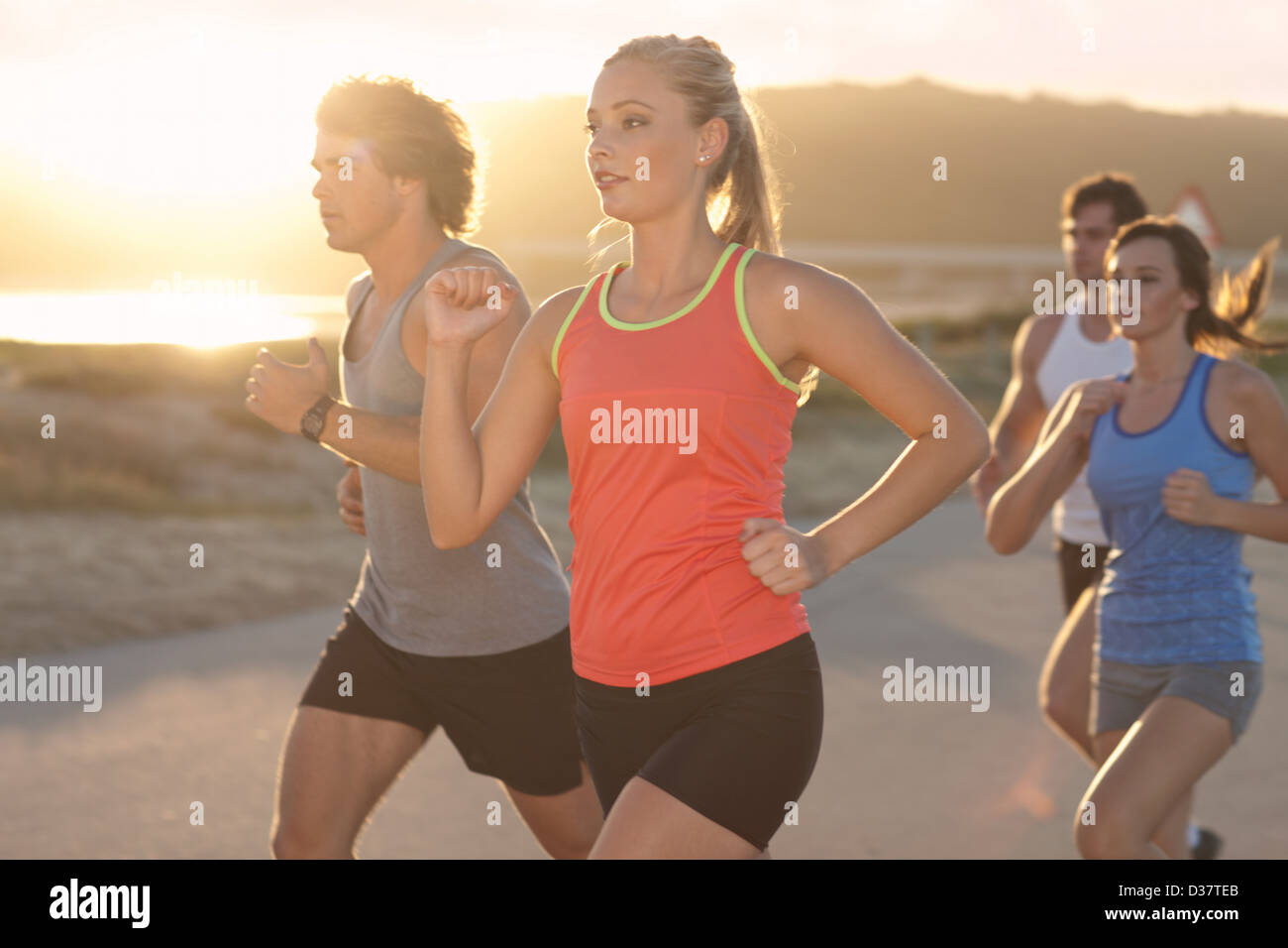 Les amis running on beach Banque D'Images