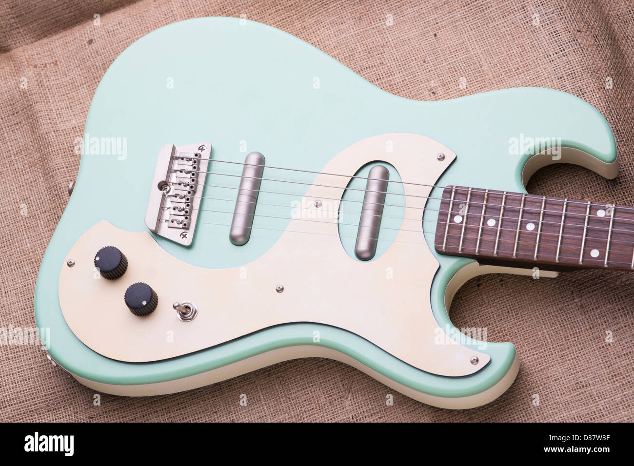 Danelectro baby blue guitare électrique sur un sac en toile de jute avec un éclairage naturel. Banque D'Images