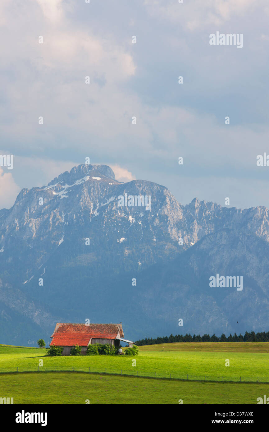 Cabane au toit rouge en face de la montagne, Bavière, Allemagne Banque D'Images