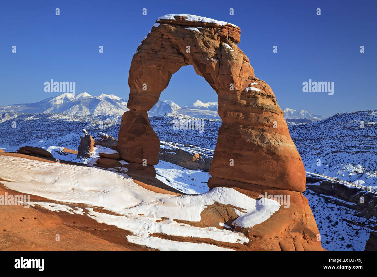 Delicate Arch et La Sal montagnes sous la neige, Arches National Park, Moab, Utah USA Banque D'Images