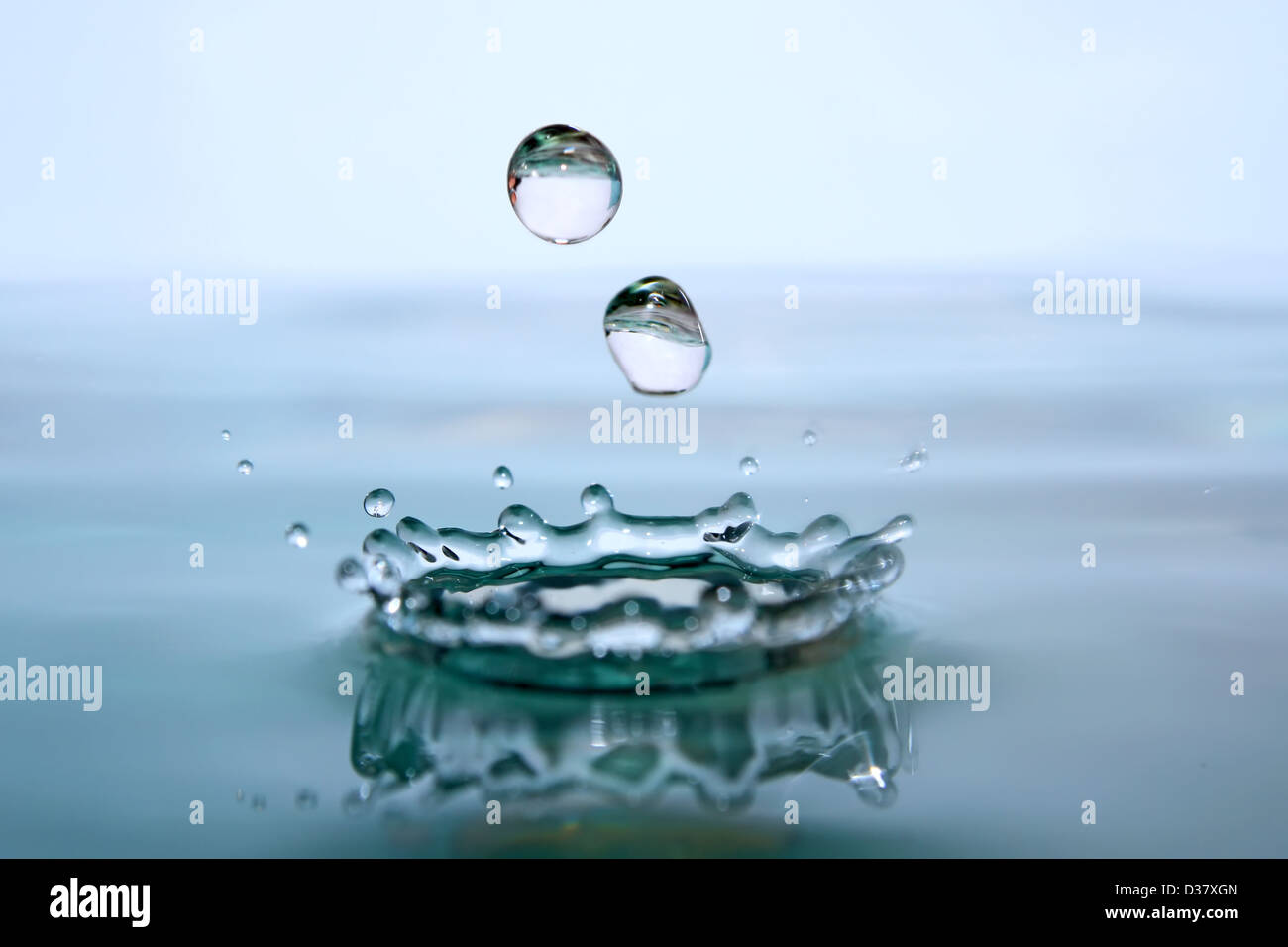 L'eau éclaboussée de gouttes. Frais, d'eau bleue. Fond naturel. Banque D'Images