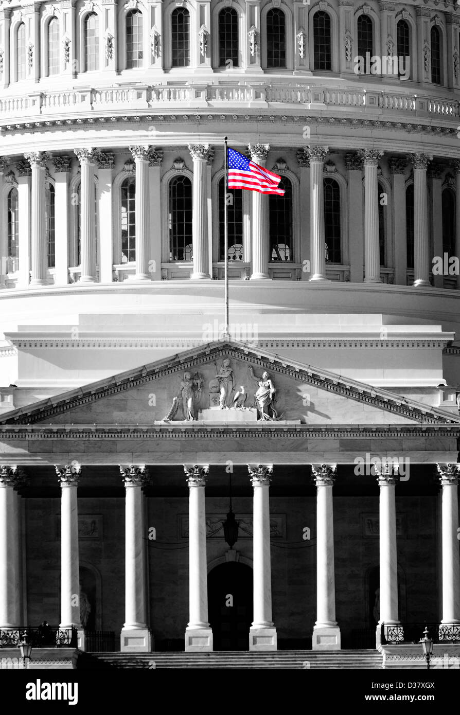 United State Capitol Building pour le congrès avec le drapeau américain qui coule dans Breeze et colonnes en arrière-plan Banque D'Images