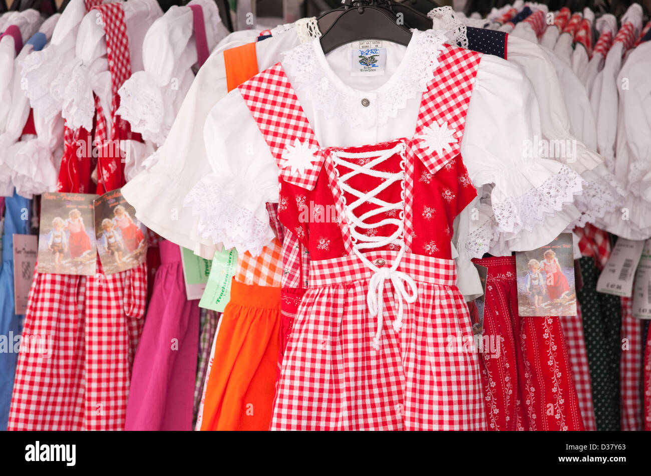 Dirndl pour vente, Füssen, Ostallgåu, Bavière, Allemagne Banque D'Images