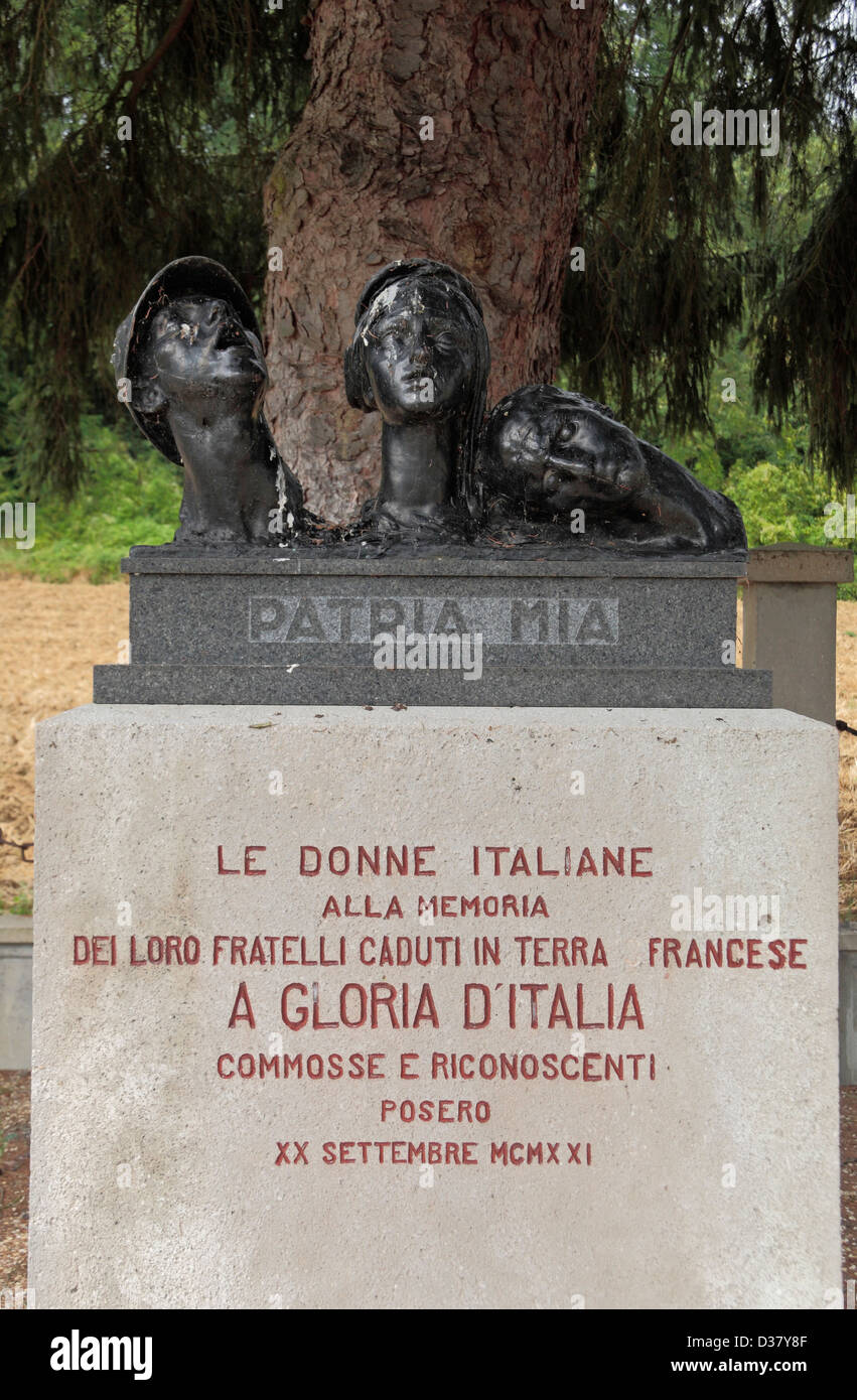 Une sculpture en hommage à toutes les italiens qui étaient tombés en France, dans le cimetière militaire italien soupir, soupir, Aisne, France. Banque D'Images