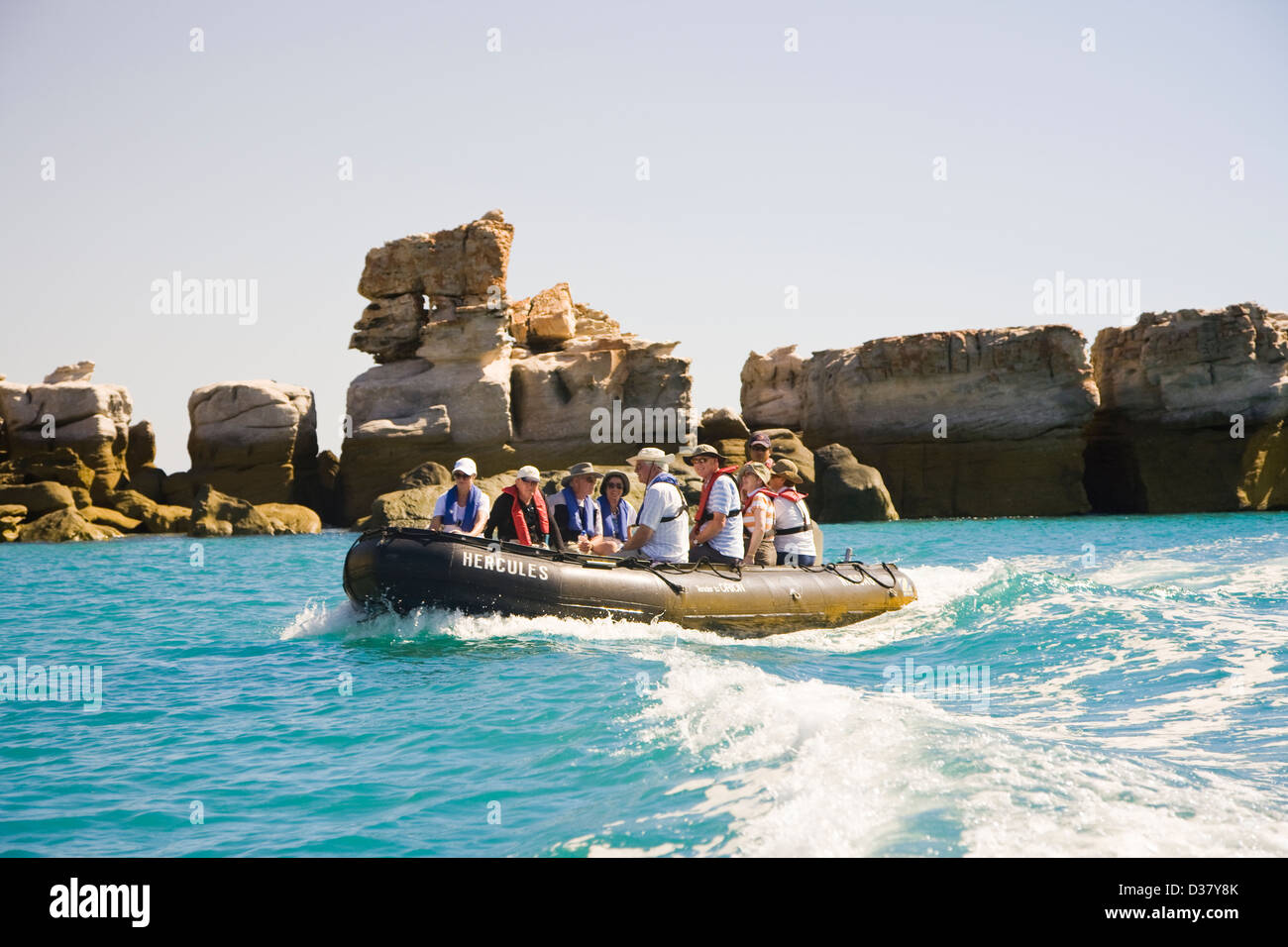 Les clients de l'expédition Aussie cruiser approche Orion Bigge Island au cours d'une croisière le long de la côte de l'Australie Kimberley W. Banque D'Images