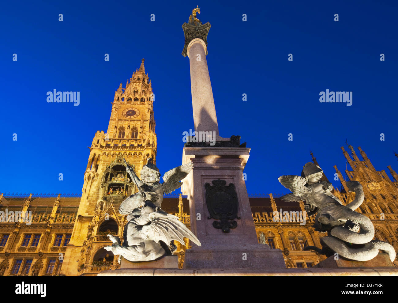 Statue en or de la Vierge, Neues Rathaus au crépuscule, Munich, Bavière, Allemagne Banque D'Images