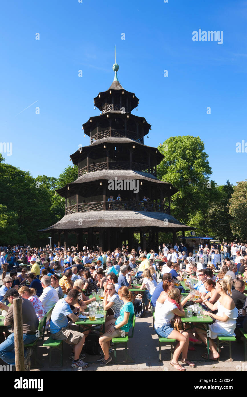 Les gens de boire à la Tour Chinoise beer garden, Englischer Garten, Munich, Bavière, Allemagne Banque D'Images