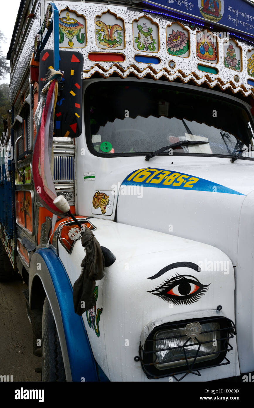 La pass Yotong,2539m,camion décoratif du Bhoutan, décorées avec des symboles bouddhistes pour la plupart,36MPX,HI-RES Banque D'Images