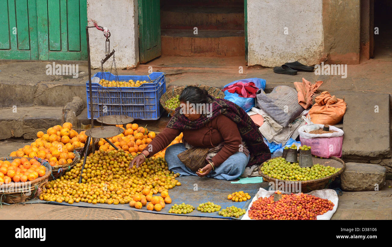 Vendeur de fruits de rue à Katmandou, Népal, sitting cross legged. Banque D'Images