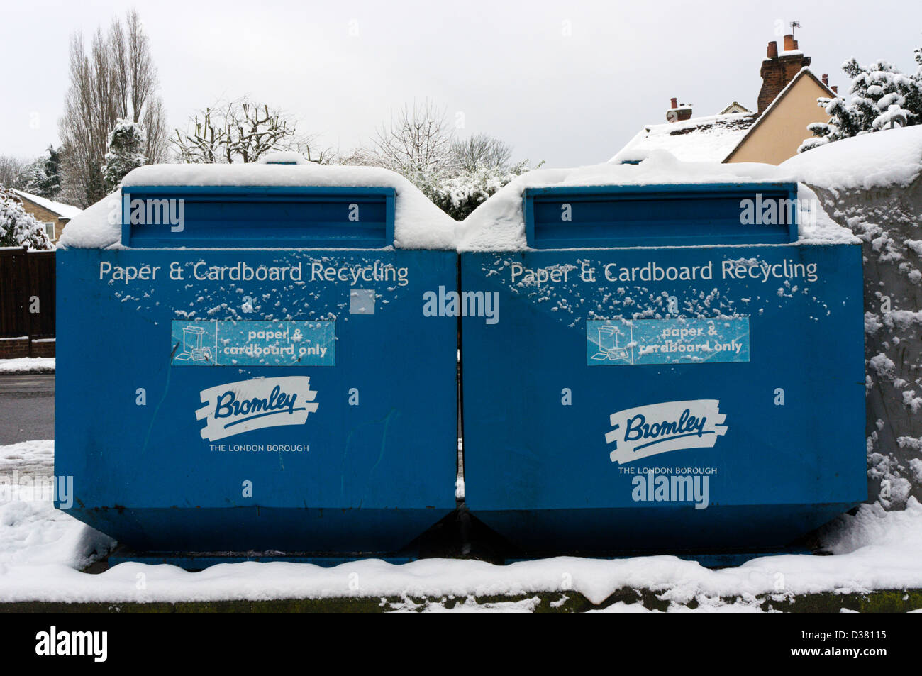 Recyclage du papier et du carton de sauts dans la neige. Banque D'Images