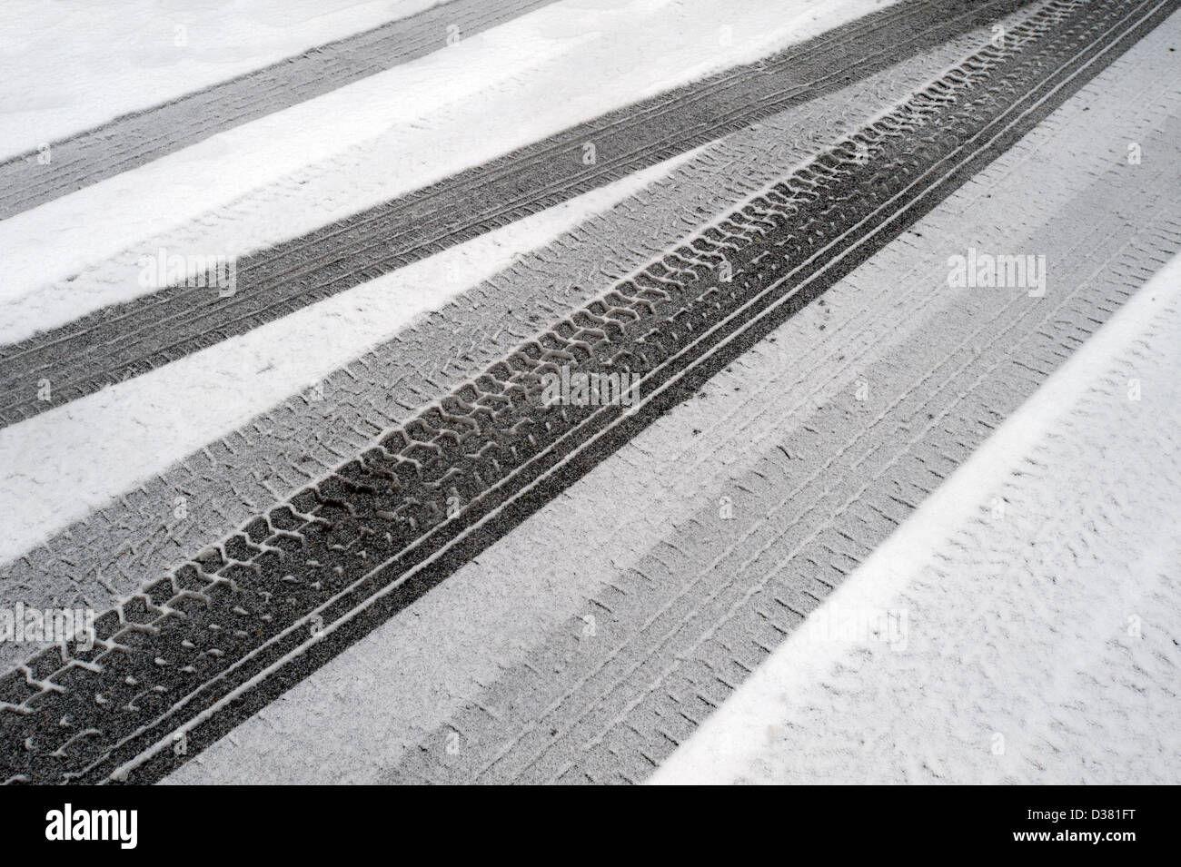 Les traces de pneus d'hiver (marques) dans la neige Banque D'Images