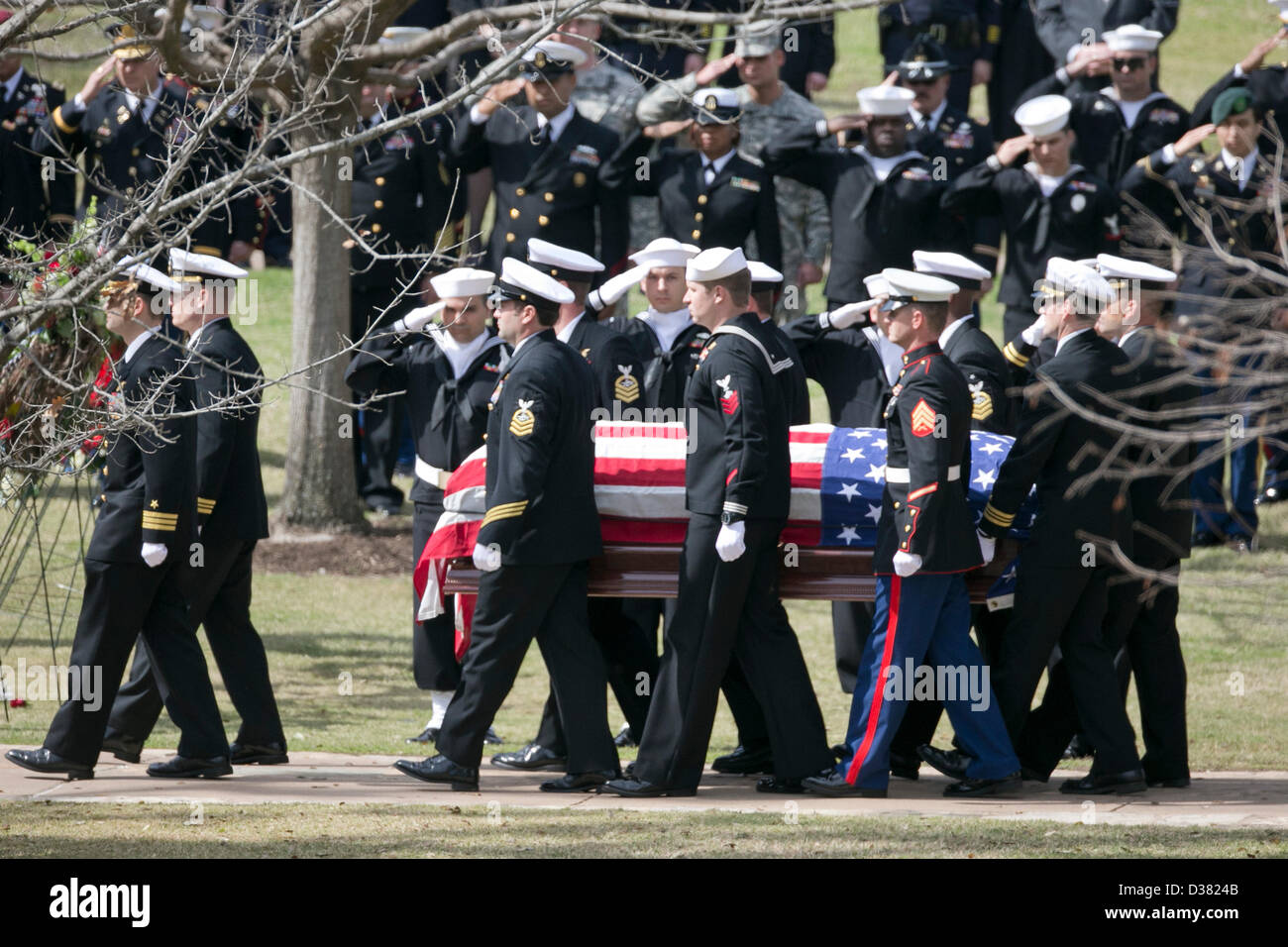 Garde d'honneur de l'armée américaine porte cercueil pendant les funérailles d'un collègue SEAL Chris Kyle au cimetière de l'État du Texas à Austin Banque D'Images