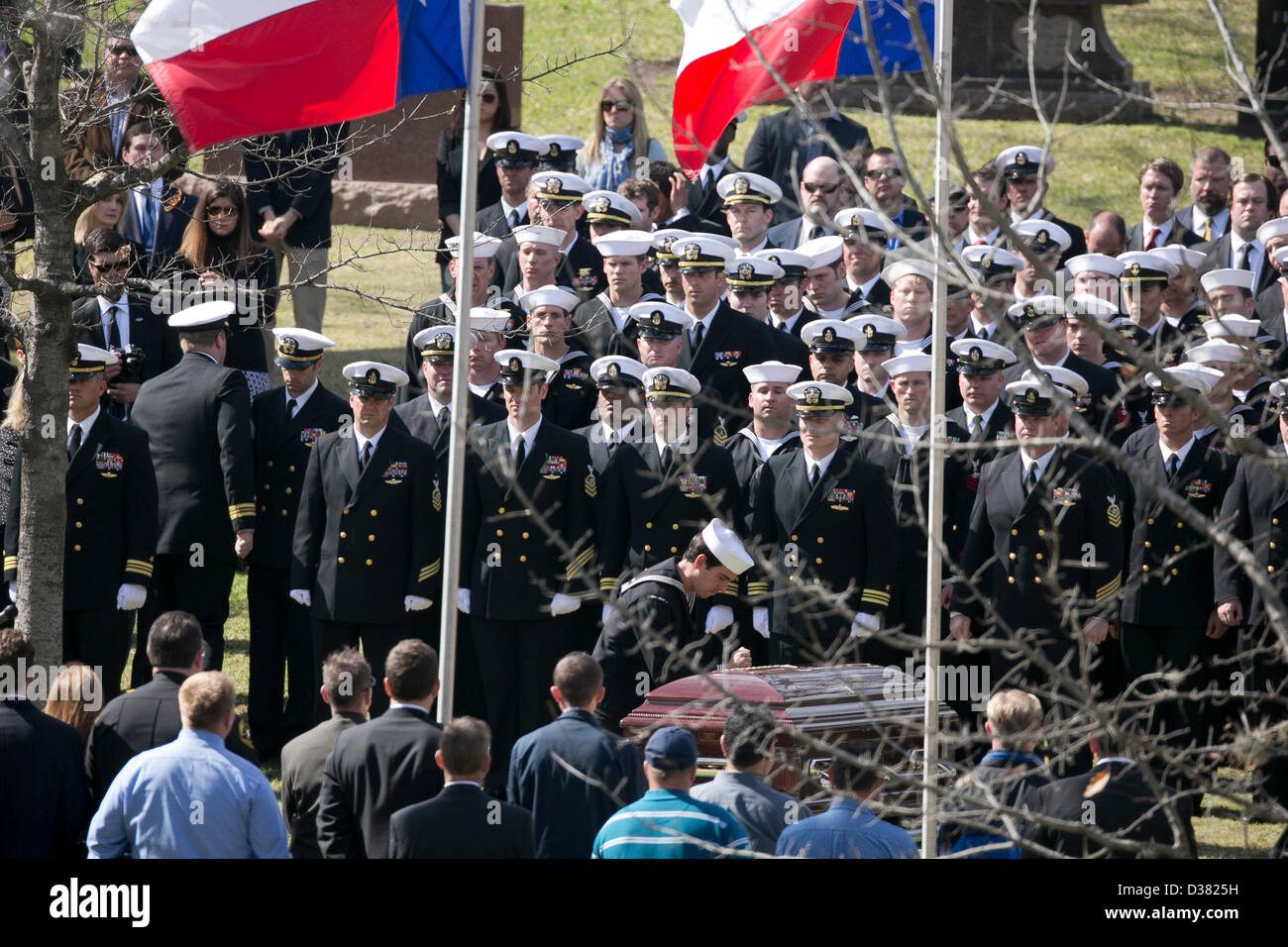 Les membres de l'équipe de l'US Navy SEAL 10 stand à l'attention pendant les funérailles d'un collègue SEAL Chris Kyle au cimetière de l'État du Texas Banque D'Images Les membres de l'équipe de l'US Navy SEAL 10 stand à l'attention pendant les funérailles d'un collègue SEAL Chris Kyle au cimetière de l'État du Texas Banque D'Images