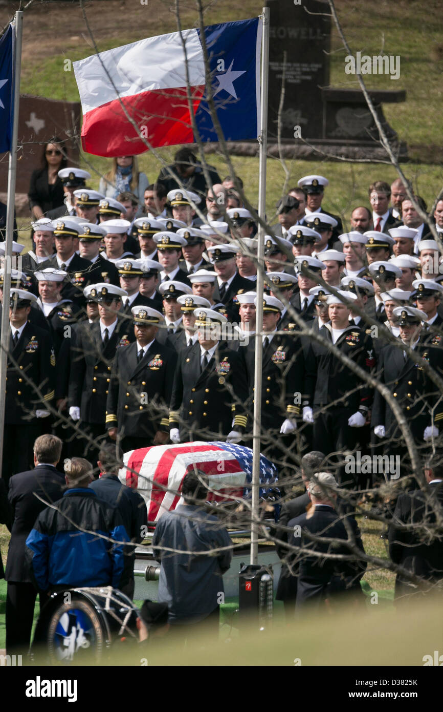Les membres de l'équipe de l'US Navy SEAL 10 stand à l'attention pendant les funérailles d'un collègue SEAL Chris Kyle au cimetière de l'État du Texas Banque D'Images Les membres de l'équipe de l'US Navy SEAL 10 stand à l'attention pendant les funérailles d'un collègue SEAL Chris Kyle au cimetière de l'État du Texas Banque D'Images