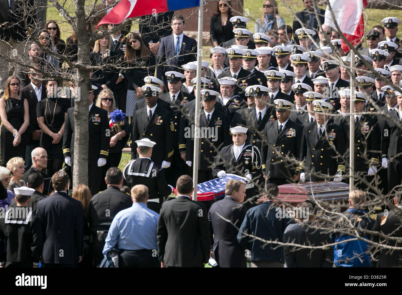 Les membres de l'équipe de l'US Navy SEAL 10 stand à l'attention pendant les funérailles d'un collègue SEAL Chris Kyle au cimetière de l'État du Texas Banque D'Images Les membres de l'équipe de l'US Navy SEAL 10 stand à l'attention pendant les funérailles d'un collègue SEAL Chris Kyle au cimetière de l'État du Texas Banque D'Images