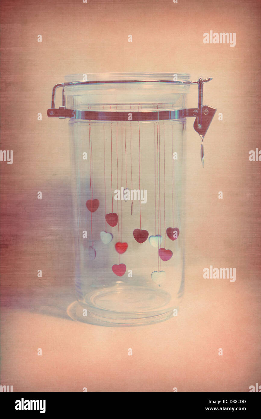 Image créative d'une jarre contiennent peu de coeurs d'amour. Banque D'Images