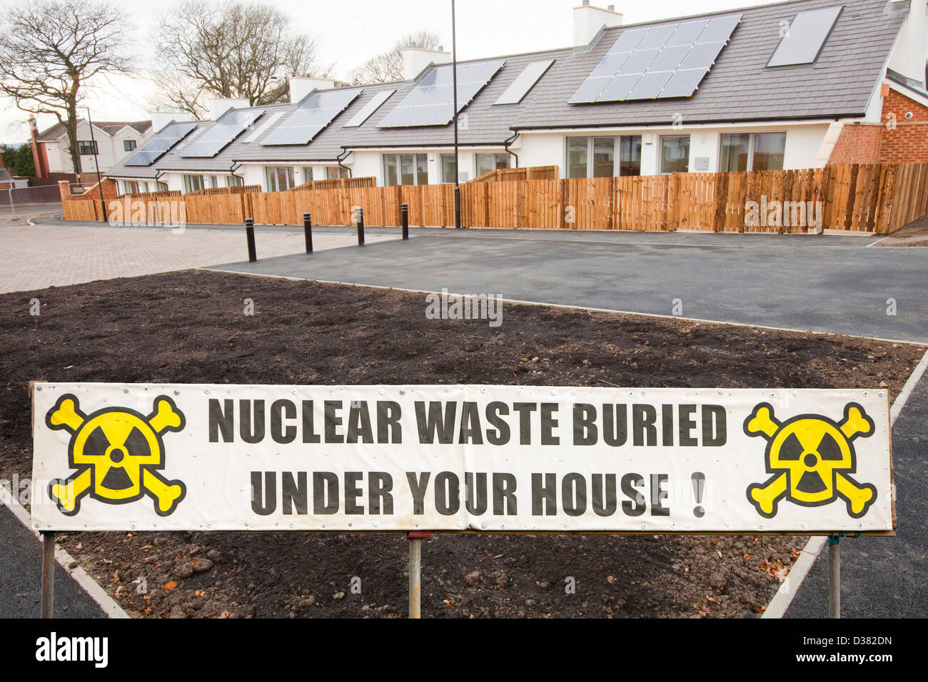 Montage de maisons eco et nucléaire. L'affiche de la benne Banque D'Images