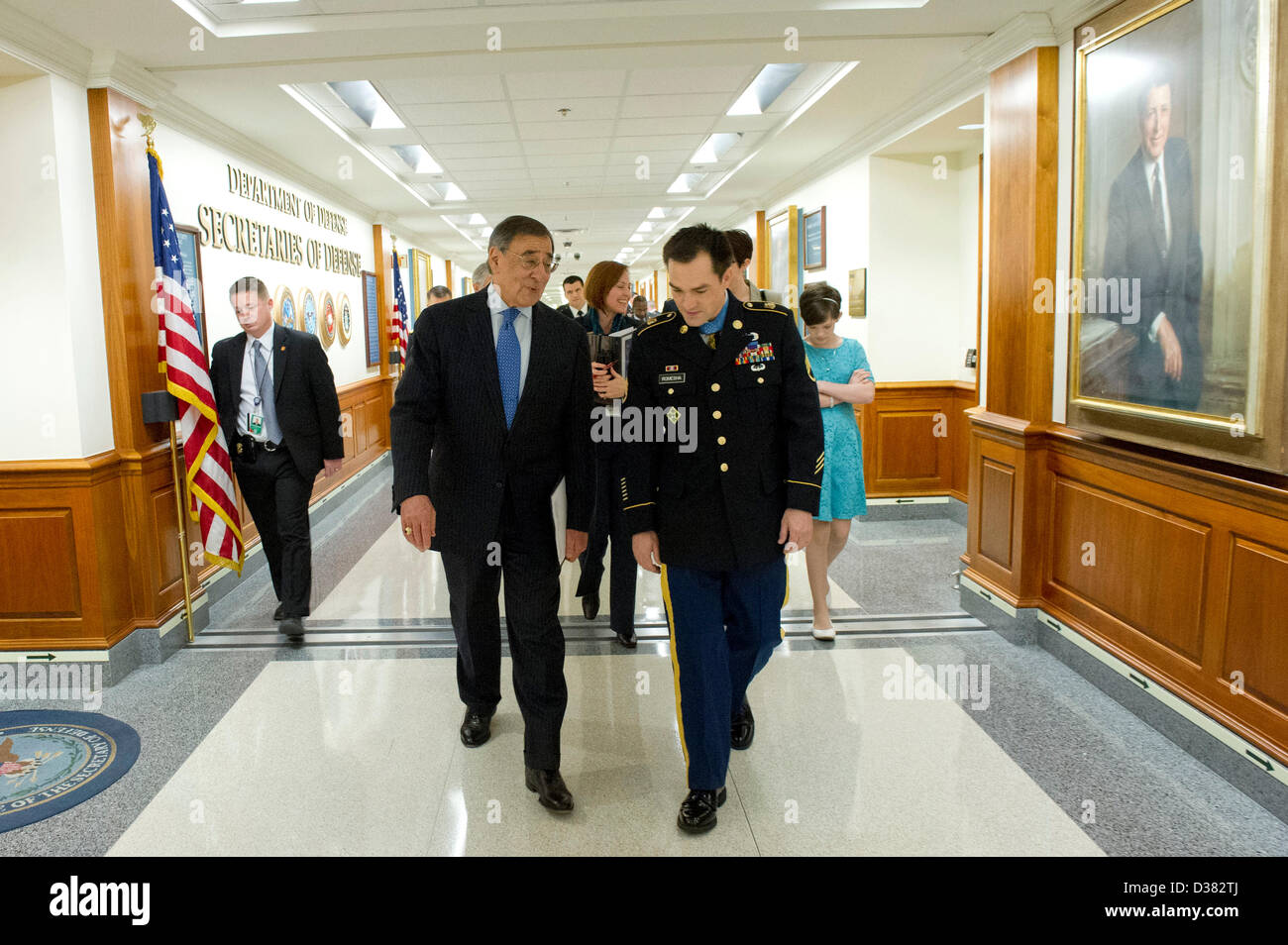 Pentagone, Arlington, Virginia. 12 février 2013. Le secrétaire américain à  la Défense Leon Panetta promenades avec le sergent de l'Armée de Clinton  Romesha au Pentagone, le 12 février 2013 à Arlington, VA.