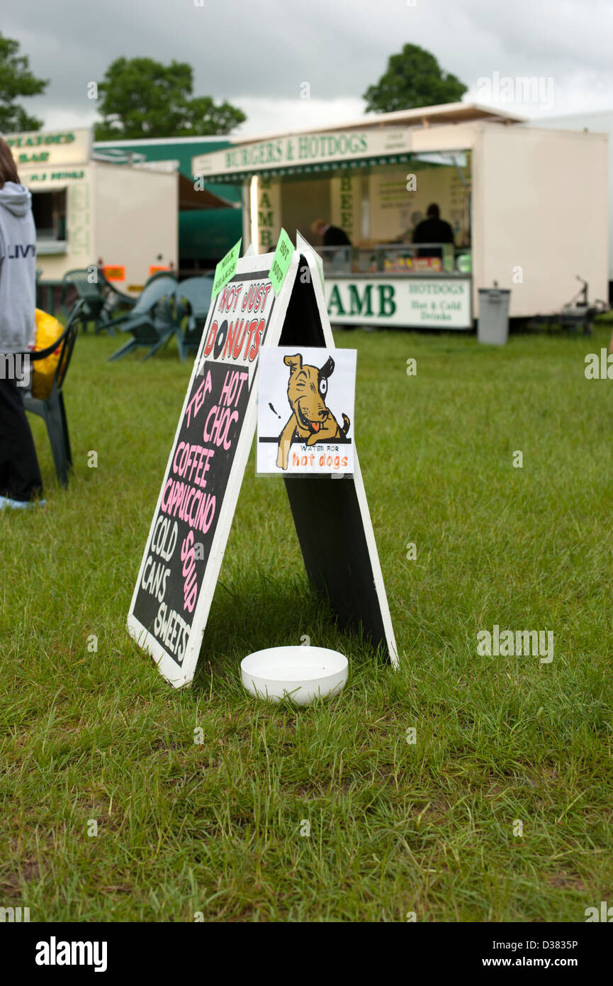 L'eau potable chien bol au festival en plein air Banque D'Images